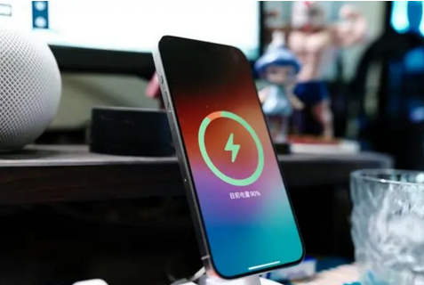 黑山苹果15换屏服务分享用什么充电器给iPhone15充电更好 